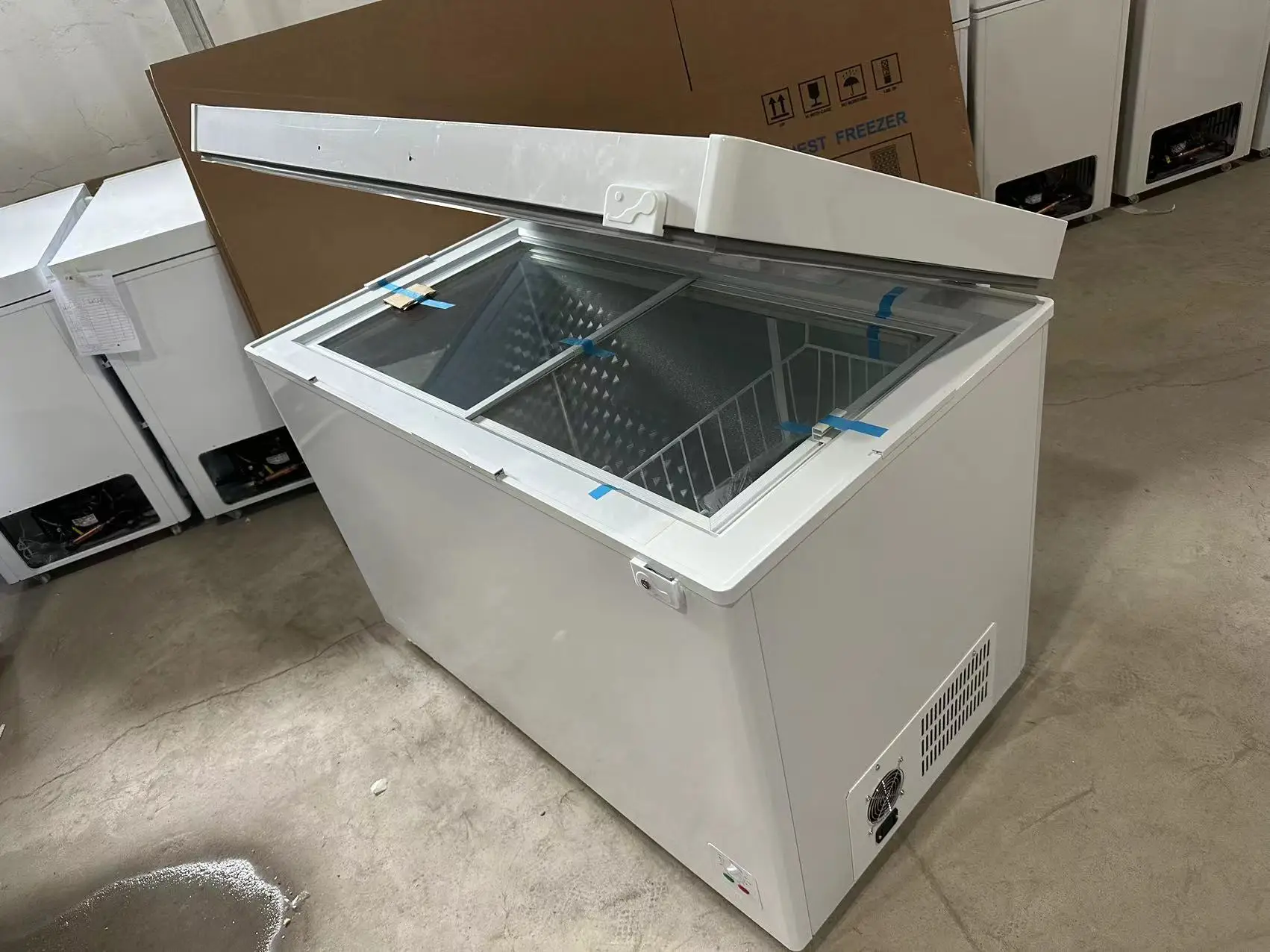 CKD Solar chest freezer Saudi Arabia Off grid 308L  DC 24V Power Saving Commercial Thickness 110mm Foam upright Freezers