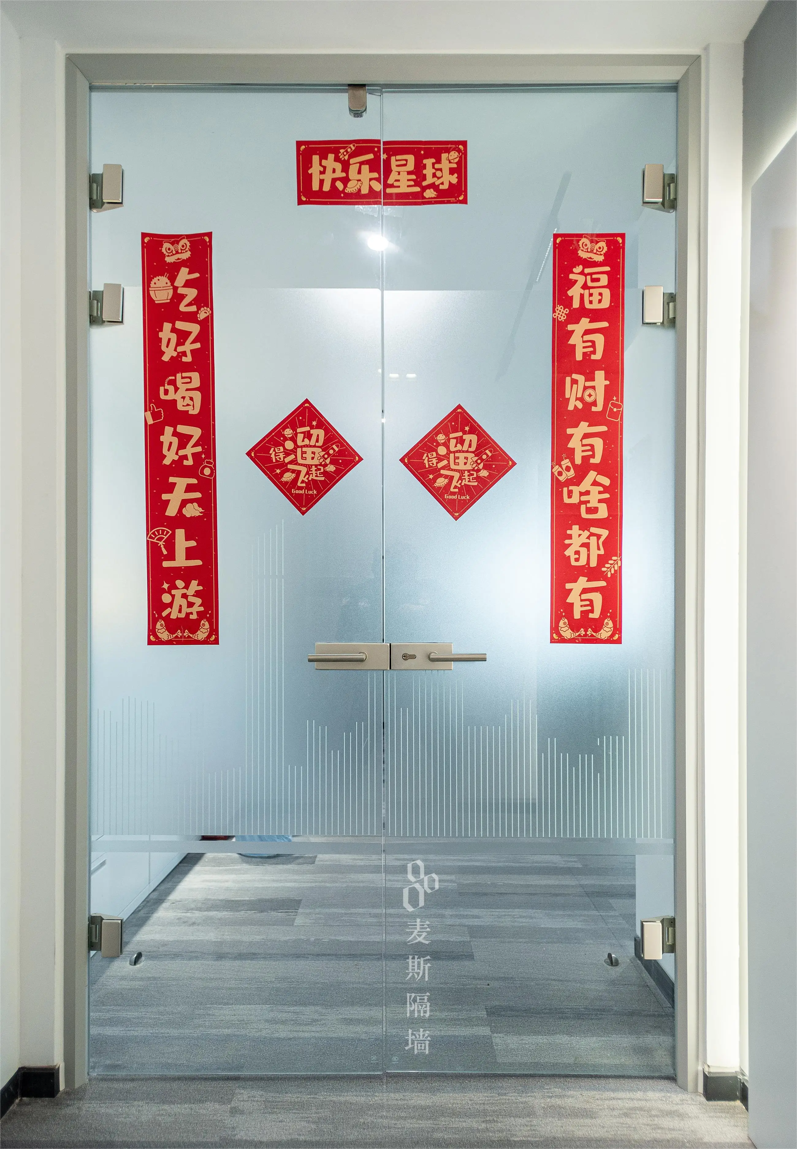 Custom Size and Color Single Glass Door with Modern Accessories for Office Hotel Applications Side Opening