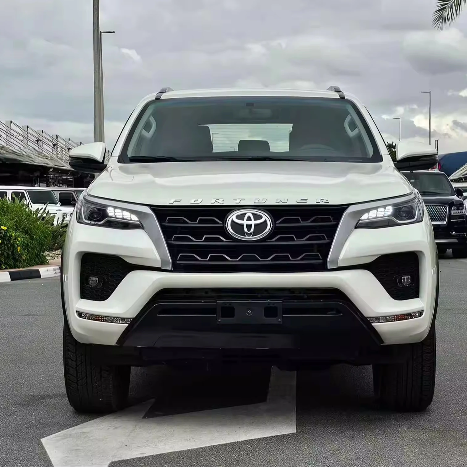 Доступные и эффективные подержанные автомобили TOYOTA FORTUNER E X.R 2.7L бензин 4WD 2021 модельного года белые в хорошем состоянии готовы к работе