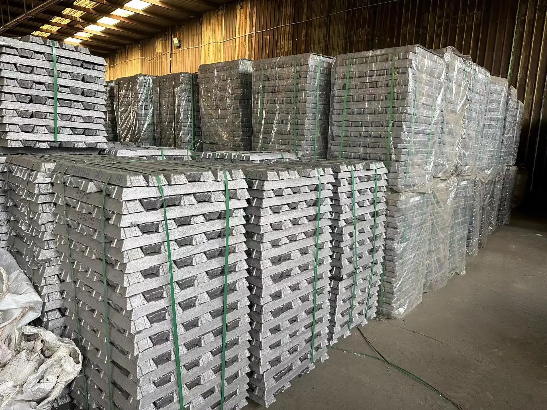 Прямые продажи со склада точечные поставки чистого металла 99.994% свинцовые слитки алюминиевый сплав цинковый слиток Оловянный по