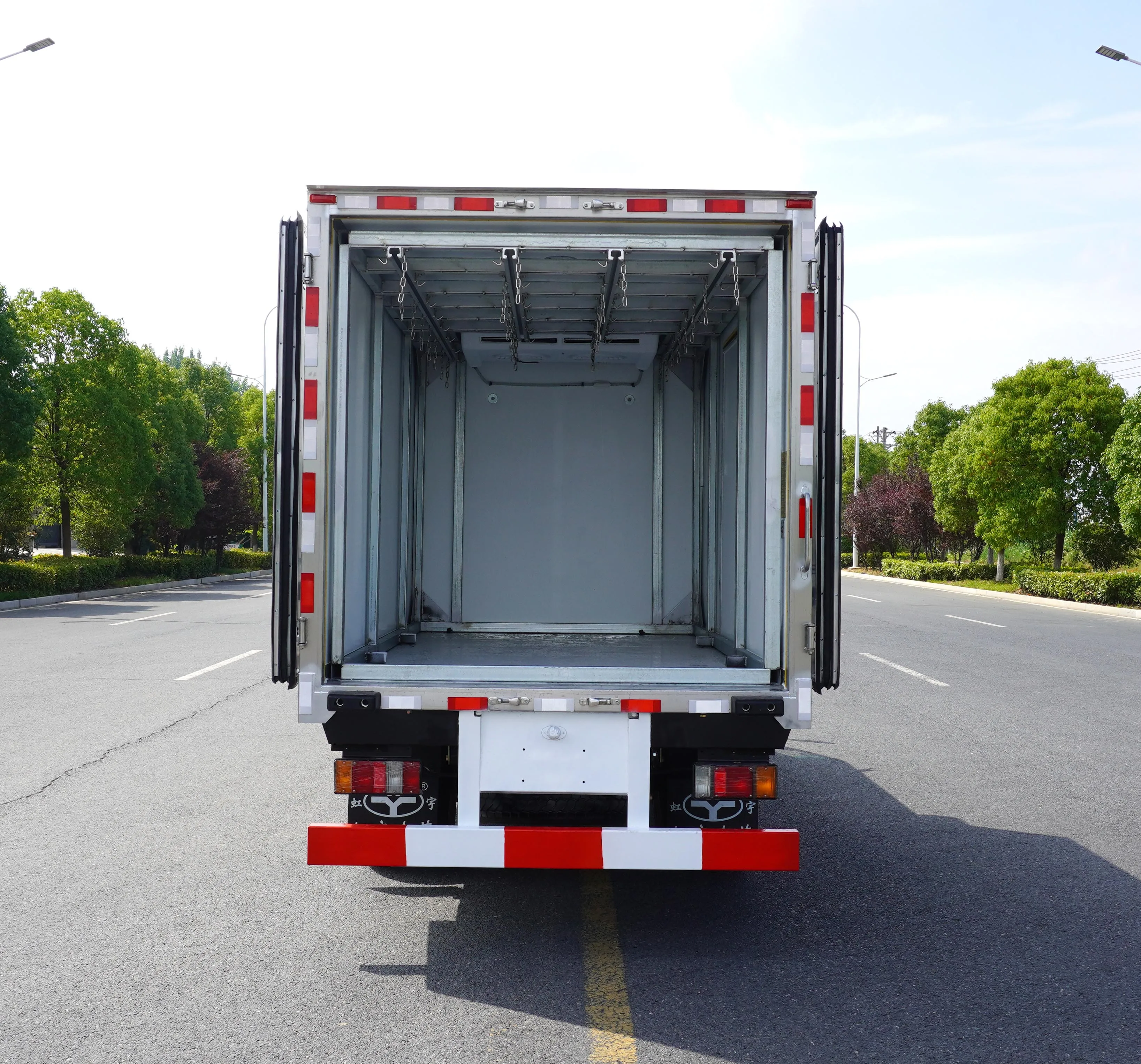 Isuzu Double Row 4X2 Light Truck 2-ton Box type Refrigerated Truck