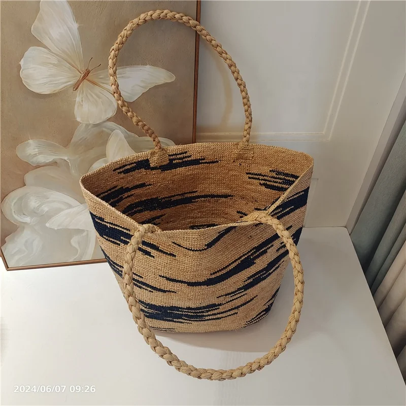 Summer  beach bag  large capacity women handbag handmade weave raffia  clutch bag environmental  material bag