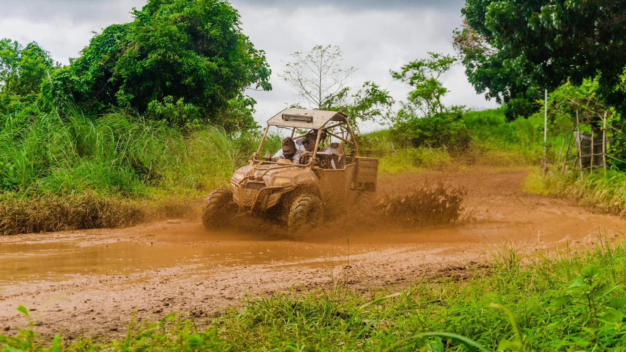Chinese Farm UTV 400cc 4x4  shaft  drive  farming dune buggy with big cargo box load capacity 400 KG, hydraulic dumper, EPA/CE