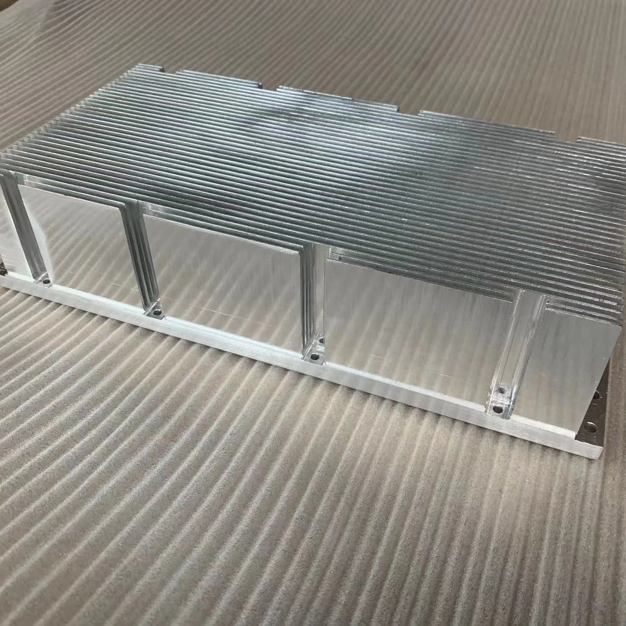 Professional Customized Large Aluminum Extrusion Heatsink with Heat Pipe