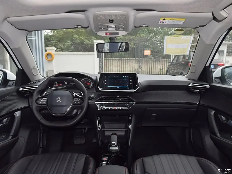 Home 5 Seat Car Made in China for SUV Gasoline Petrol Engine Dongfeng Peugeot 2008