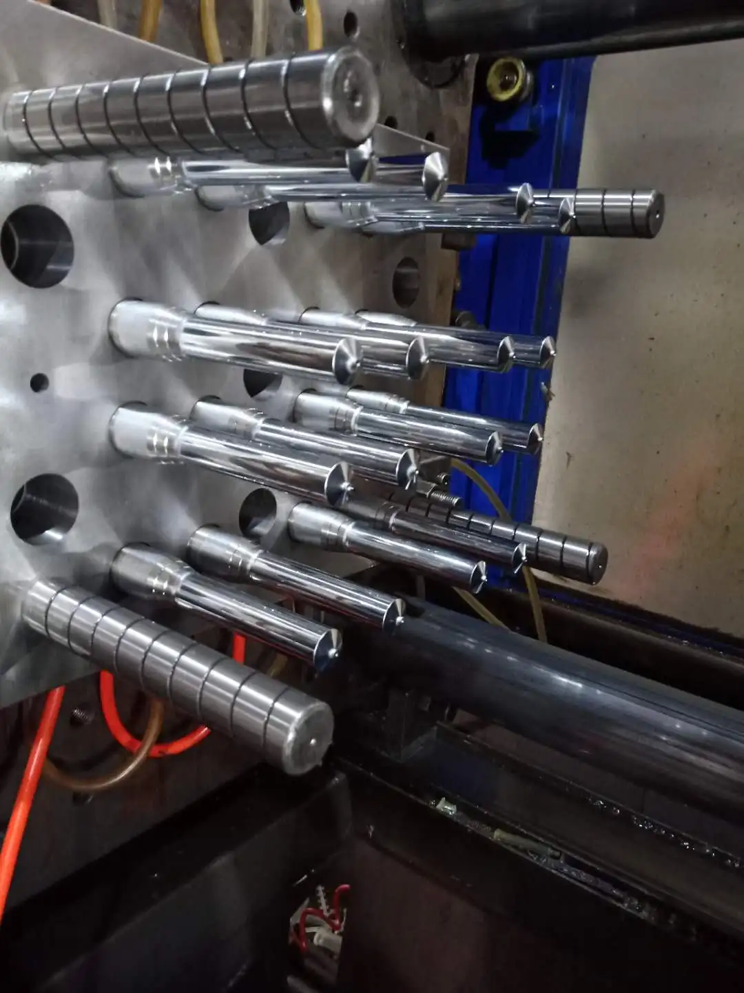 Automatic medical disposable syringe making injection molding machine