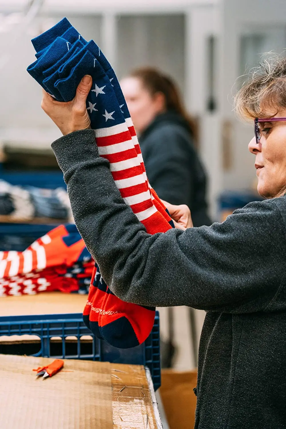 Оптовая продажа красочные носки высокого качества с логотипом на заказ 100% хлопок мужские популярные героями Marvel