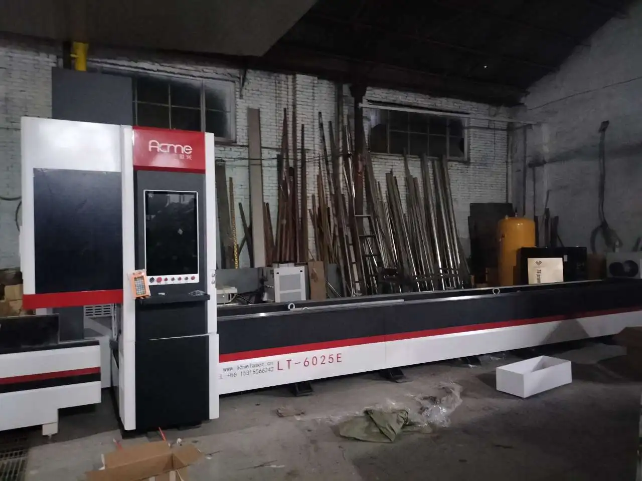 China screen protector laser cutting machine 1500w tube fiber laser cutting machine