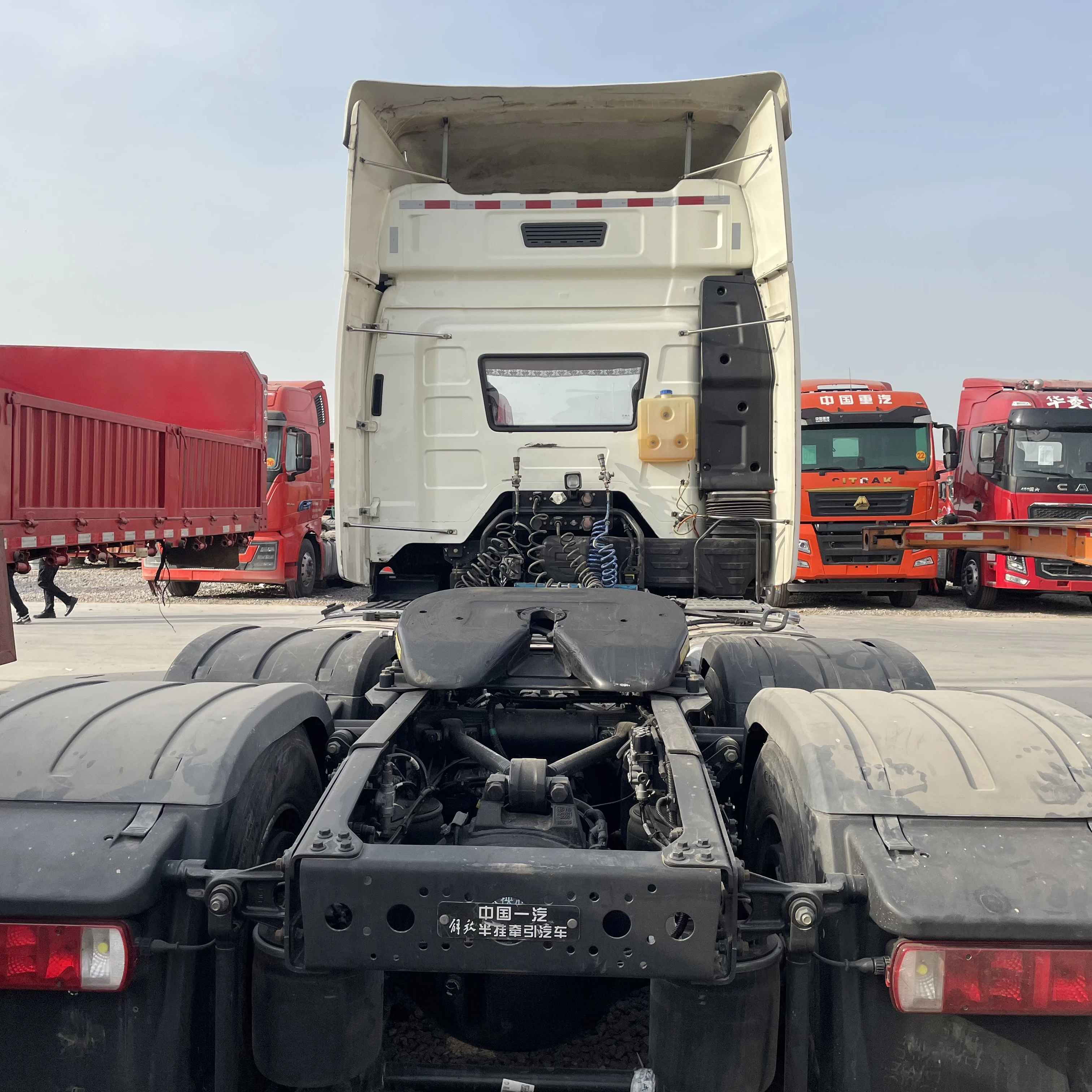 Подержанный дизельный трактор FAW Jiefang J6P 550 лошадиных сил 6x4 в хорошем состоянии