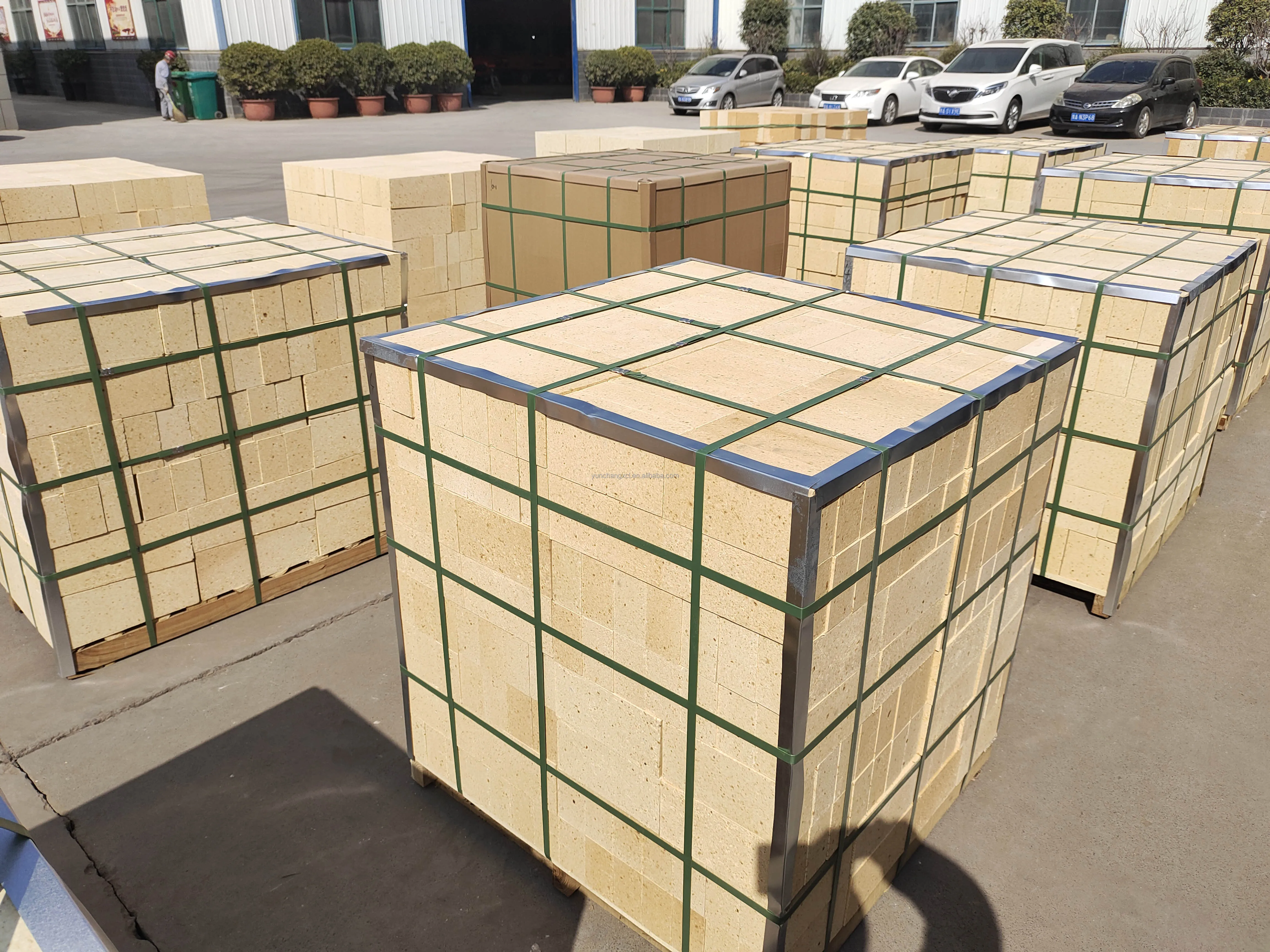 The best-selling high alumina refractory bricks are used in blast furnaces, electric furnaces, and hot blast furnaces