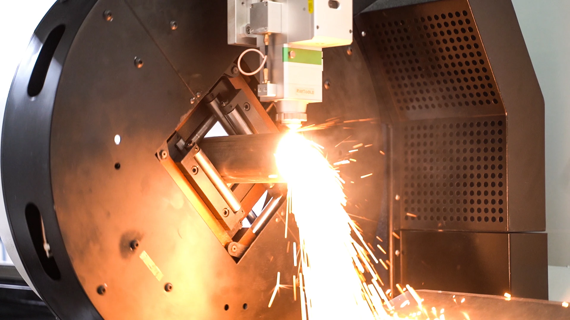 Fiber Laser Cutting Machine 1000W-6000W Metal Sheet Cutter Machine with Working Area 6000 X1500mm for SS/CS/ MS