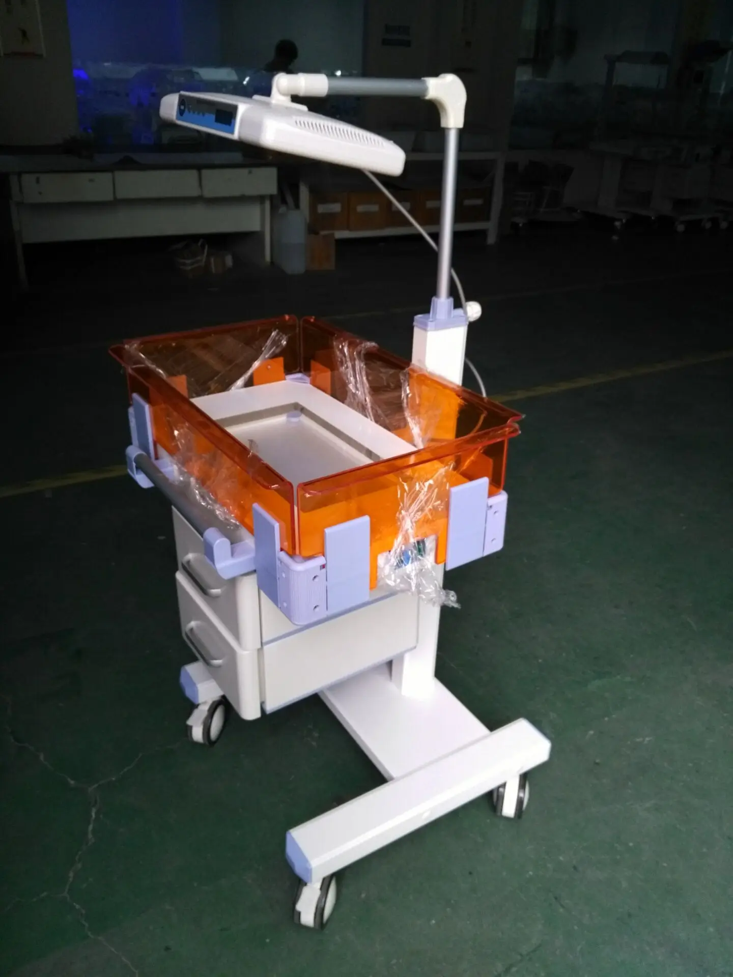 Anti-rusty aluminum alloy base infant warmer with phototherapy underneath infant warmer