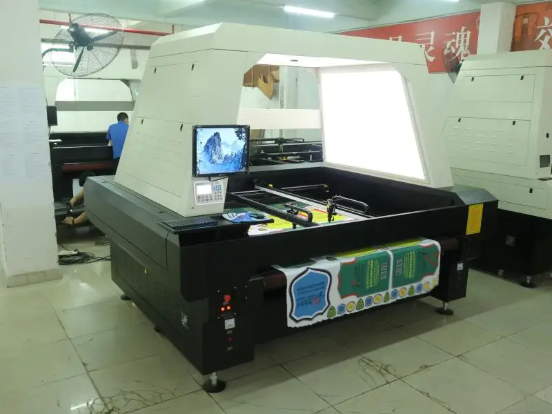 Automatic laser cutting machine