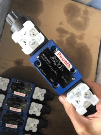 Rexroth hydraulic electromagnetic directional valve   R900577475  4WE6M62/EG24N9K4   R901087087  4WE6E70/HG24N9K4  Original new
