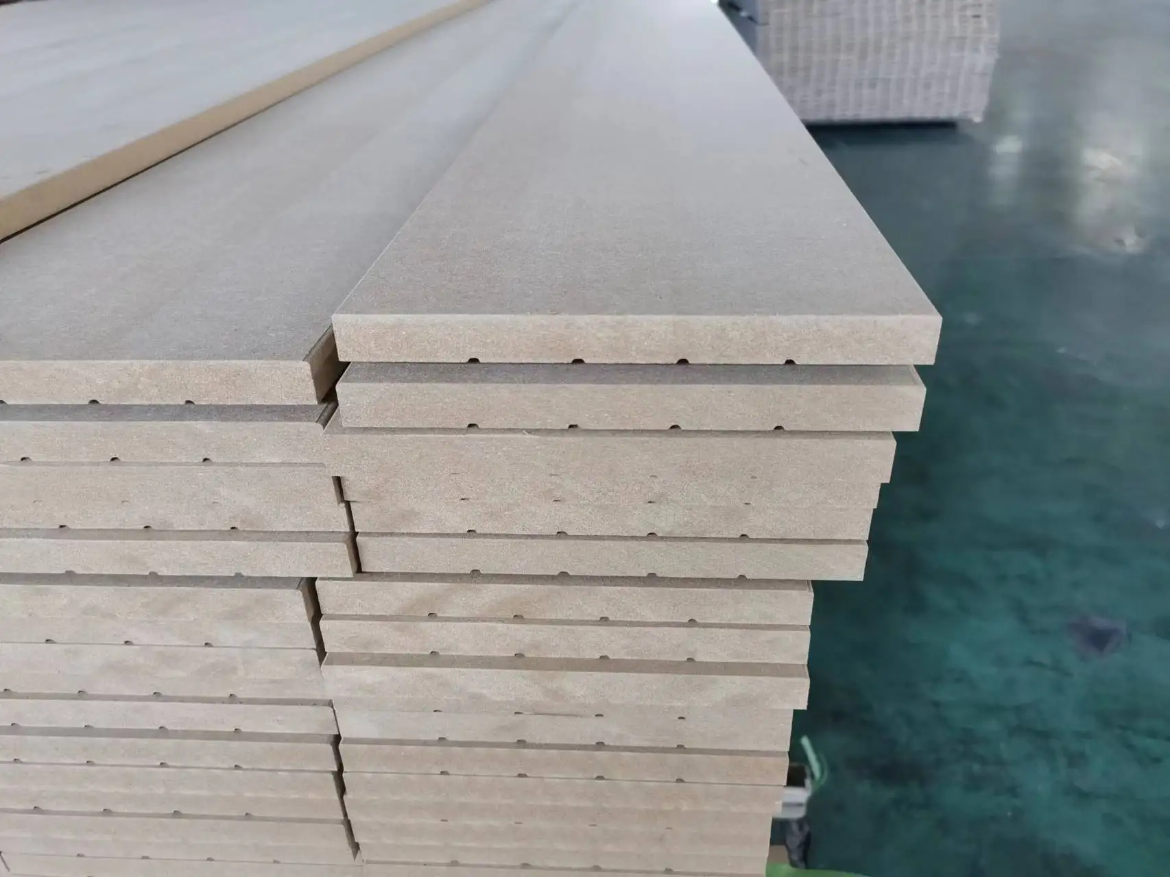 White Primed MDF Baseboard Pine Wood Finger Joint Mouldings Skirting Board
