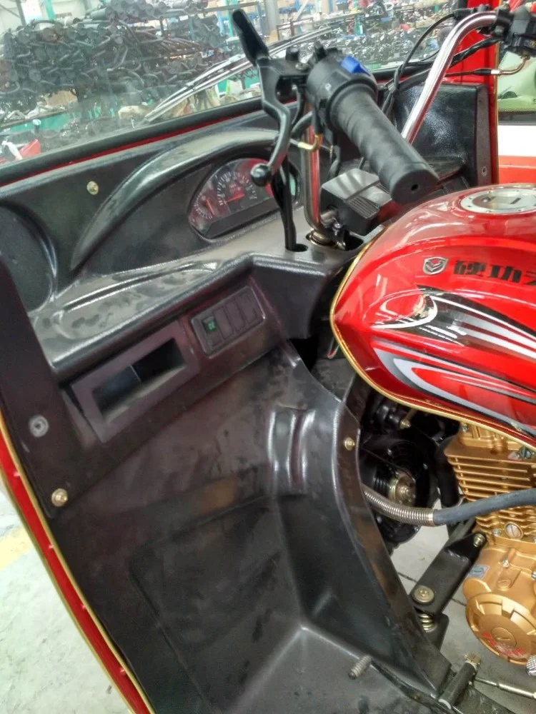 200cc customized three wheel cargo cabin  tricycle/ three wheeler motorcycle with semi-closed cabin