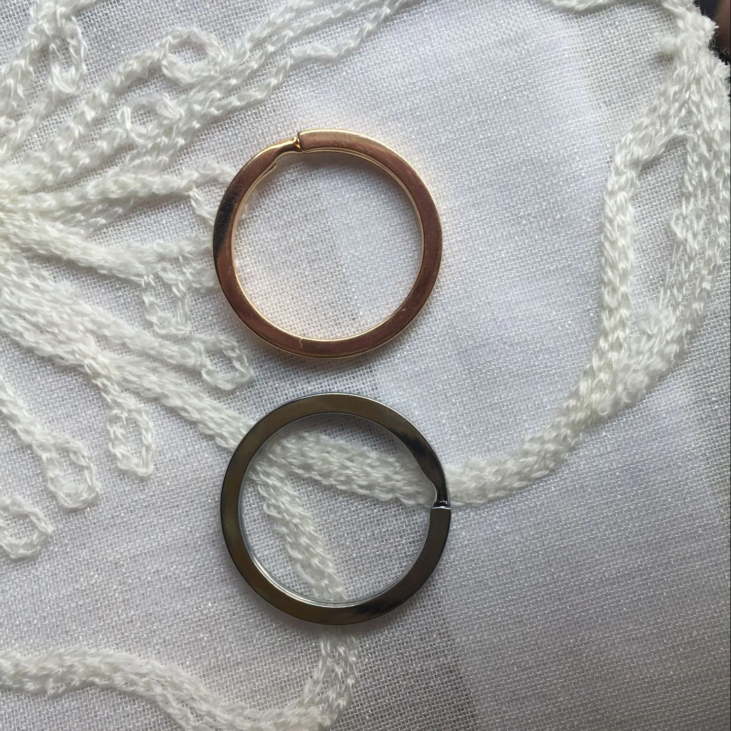 Selling Well Gold Keychains 100Pcs/Bag Hot Popular Key Rings for Car Hotel Home Key Collection