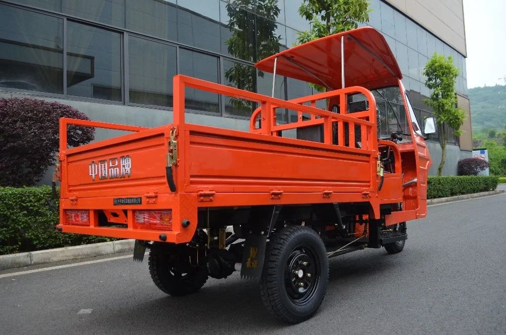 Promotional motorized gas powered cargo tricycle/three wheel motorcycle with cabin for adult