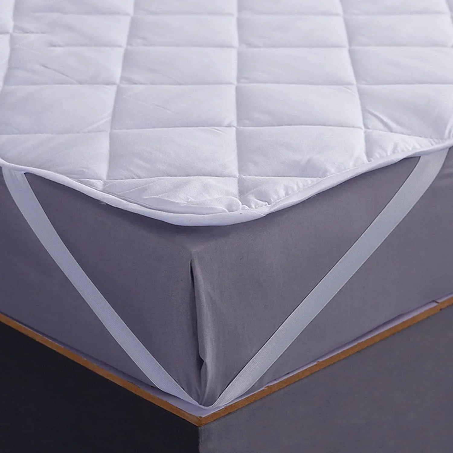 Wholesale Premium Skin-friendly White microfiber filled mattress topper polyester mattress pad