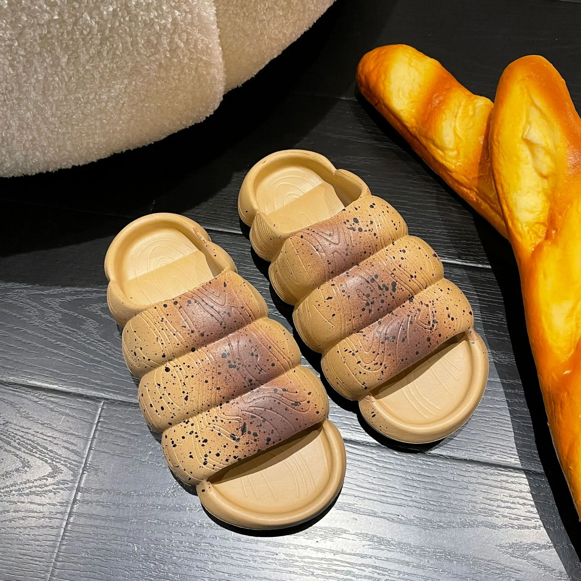 Wholesale anti slip bread slides slippers 2022 women men home flat sandals unisex cut slippers