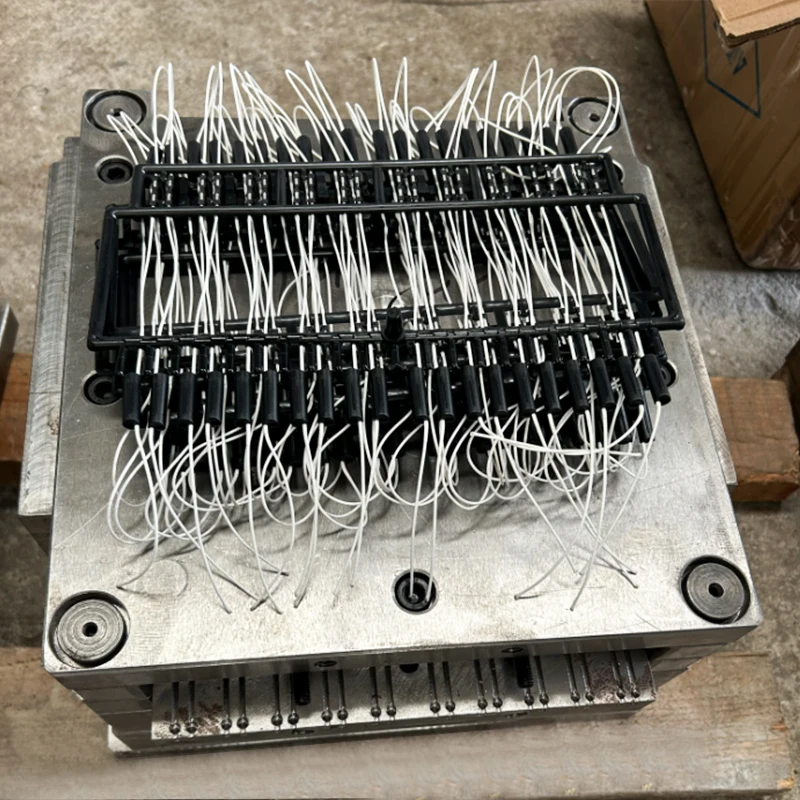 Hang Tag Seal Plastic Lock String Vertical Station Injection Molding Making Machine
