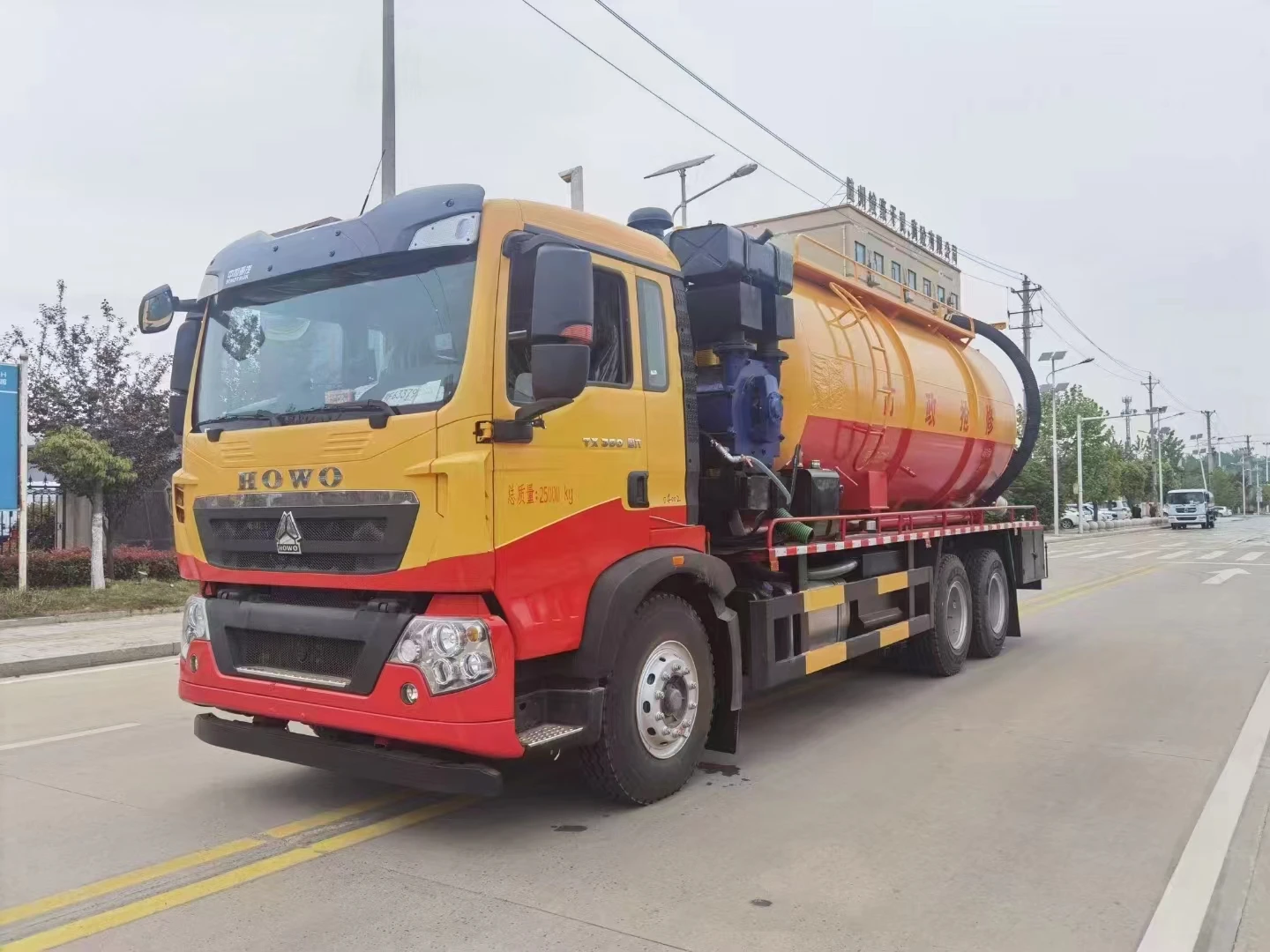 Sinotruk Howo right-hand drive 371 horsepower vacuum suction truck for wastewater and excreta suction cups in the sewer system