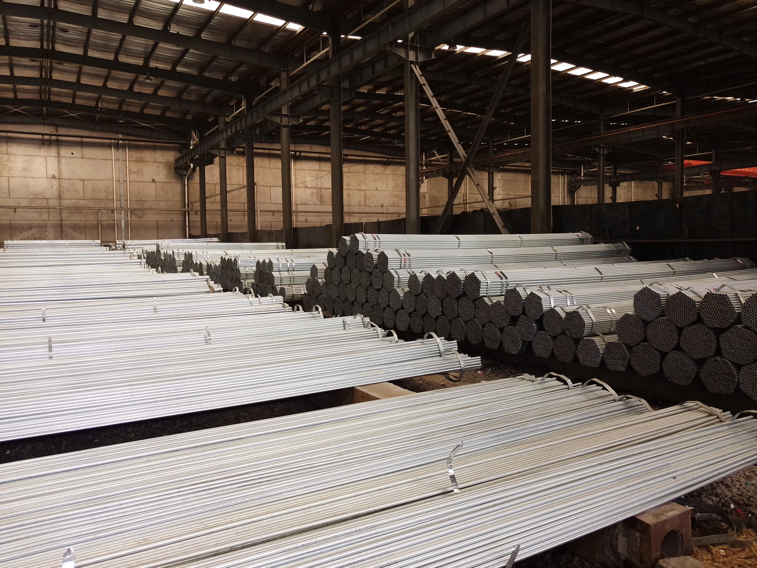 
Galvanized steel pipe distributors Welded Carbon ERW Steel Pipe and Tubes 