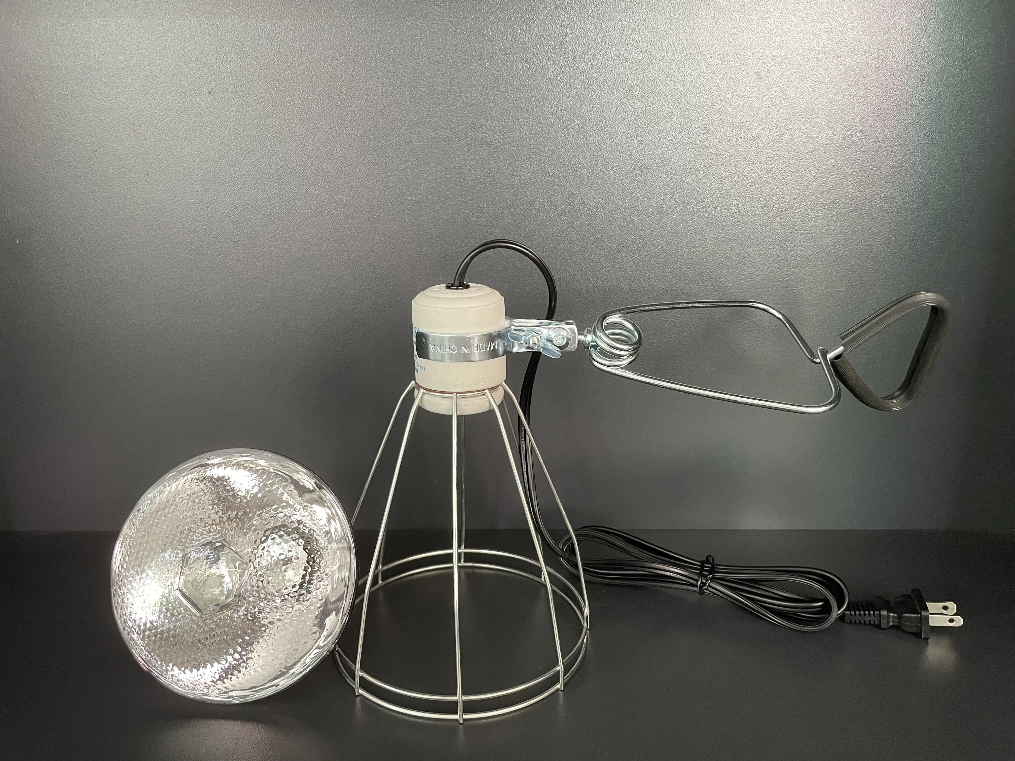 Brooder lamp and 200-Watt Heat Lamp with Wire Grill and Clamp for Reptile/Pets/Poultry