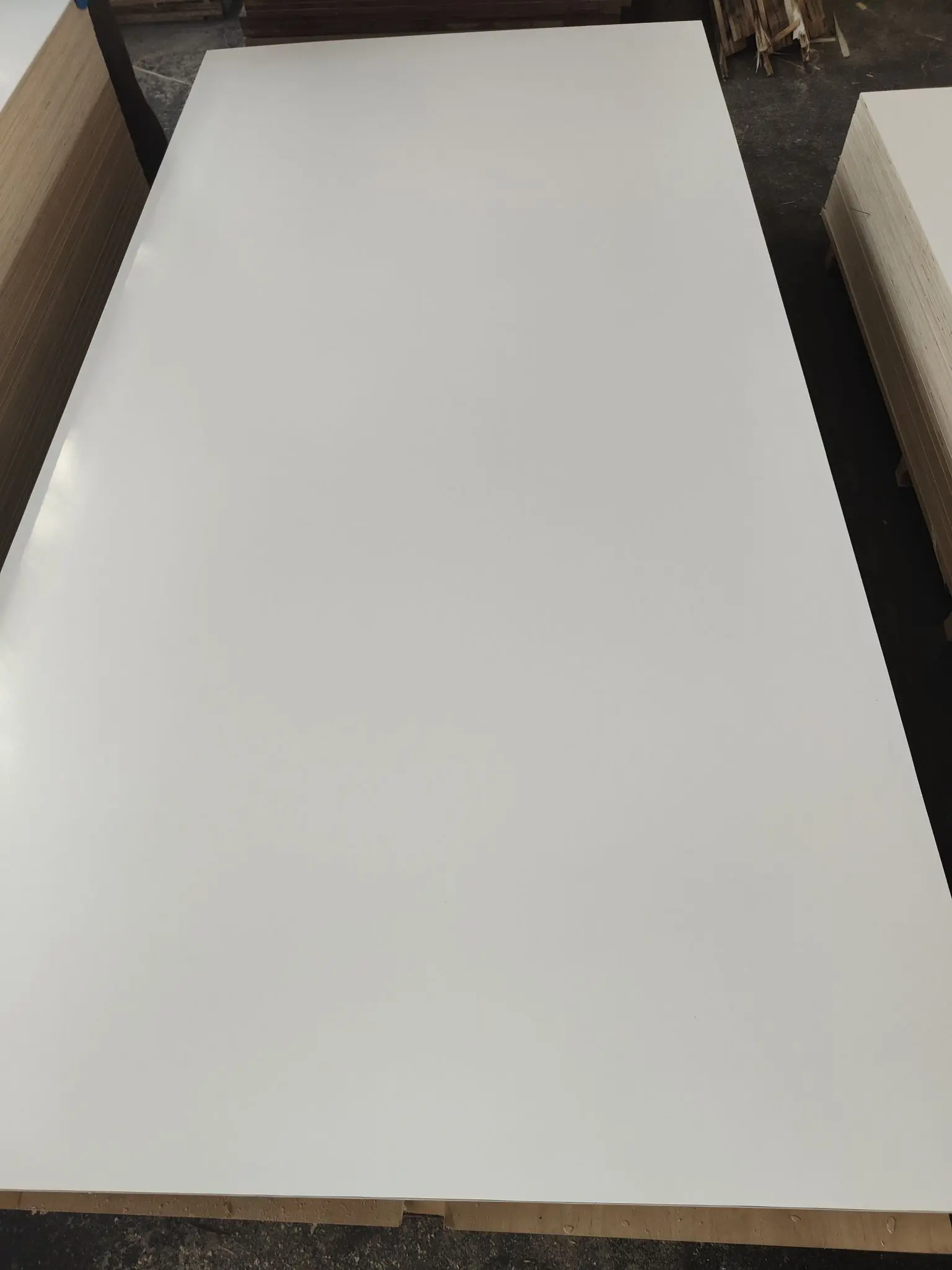 18mm Furniture Grade White Hpl Plywood Laminated Plywood For Kitchen Carcass