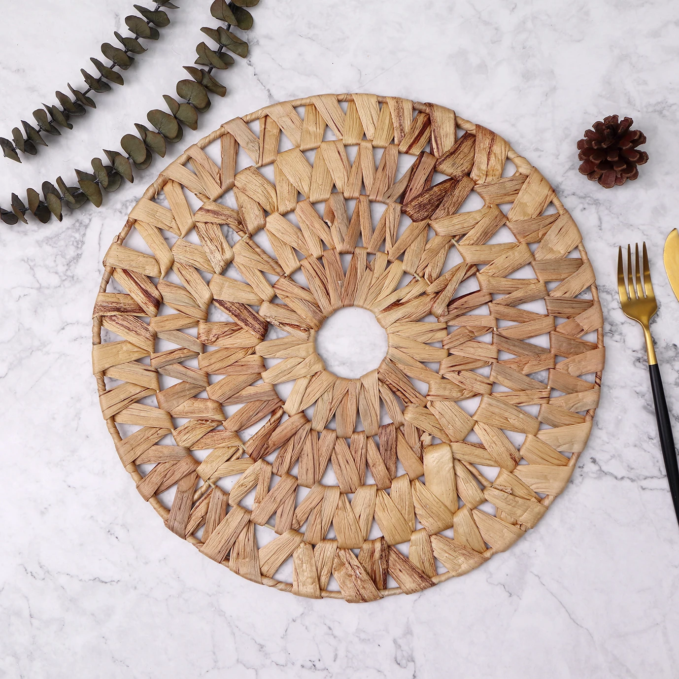 China wholesales natural corn bran weave placemat round braided natural table mat