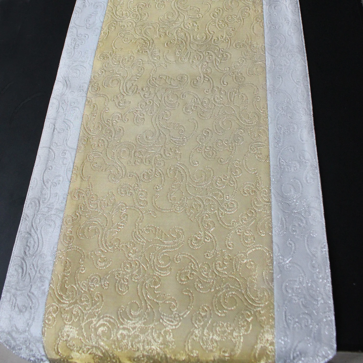 Promotional Cheap High Quality 3D Embossed Jacquard Damask Luxury Christmas Fashionable Table Runner Tabletop Decoration