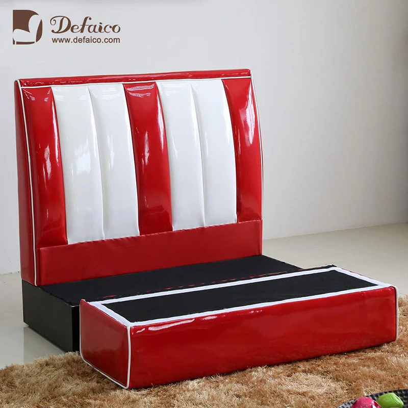 Сделанная на заказ угловая ретро-будка в американском стиле 50-х годов для закусочной в голливудском стиле с красной и белой кожей