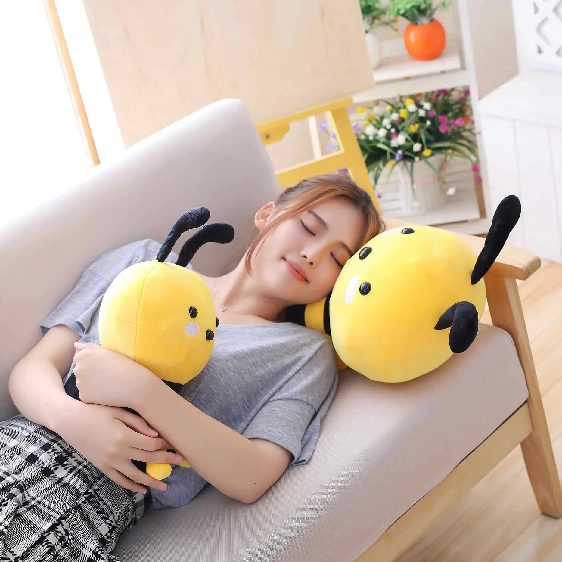 Link Brand Cute Little Bee Pillow Kindergarten Holiday Event Gift Plush Doll