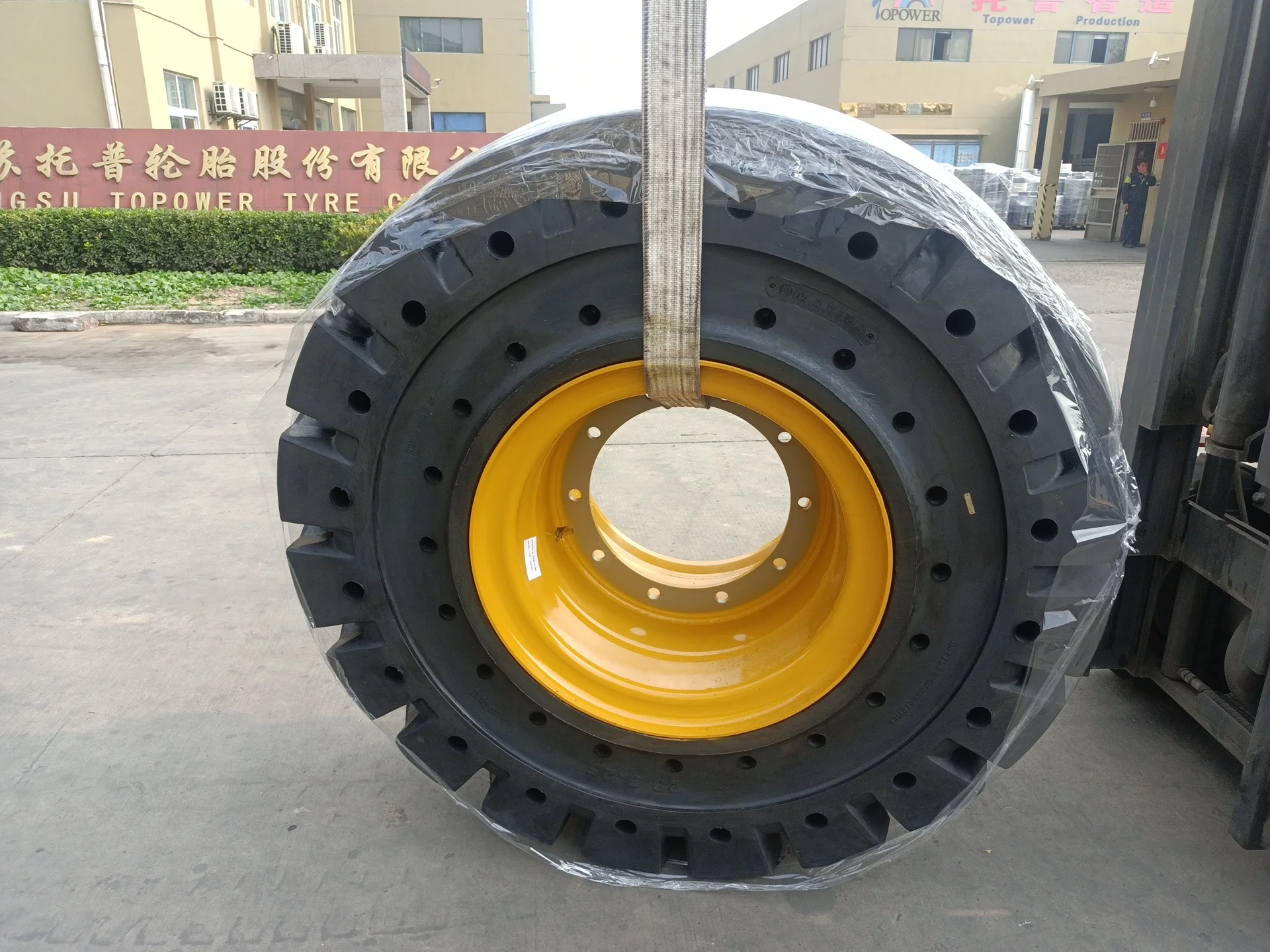 Chinese OTR Tyre 23.5-25 for Caterpillar Wheel Loader