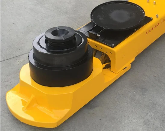 Гидравлический домкрат для самолета в аэропорту