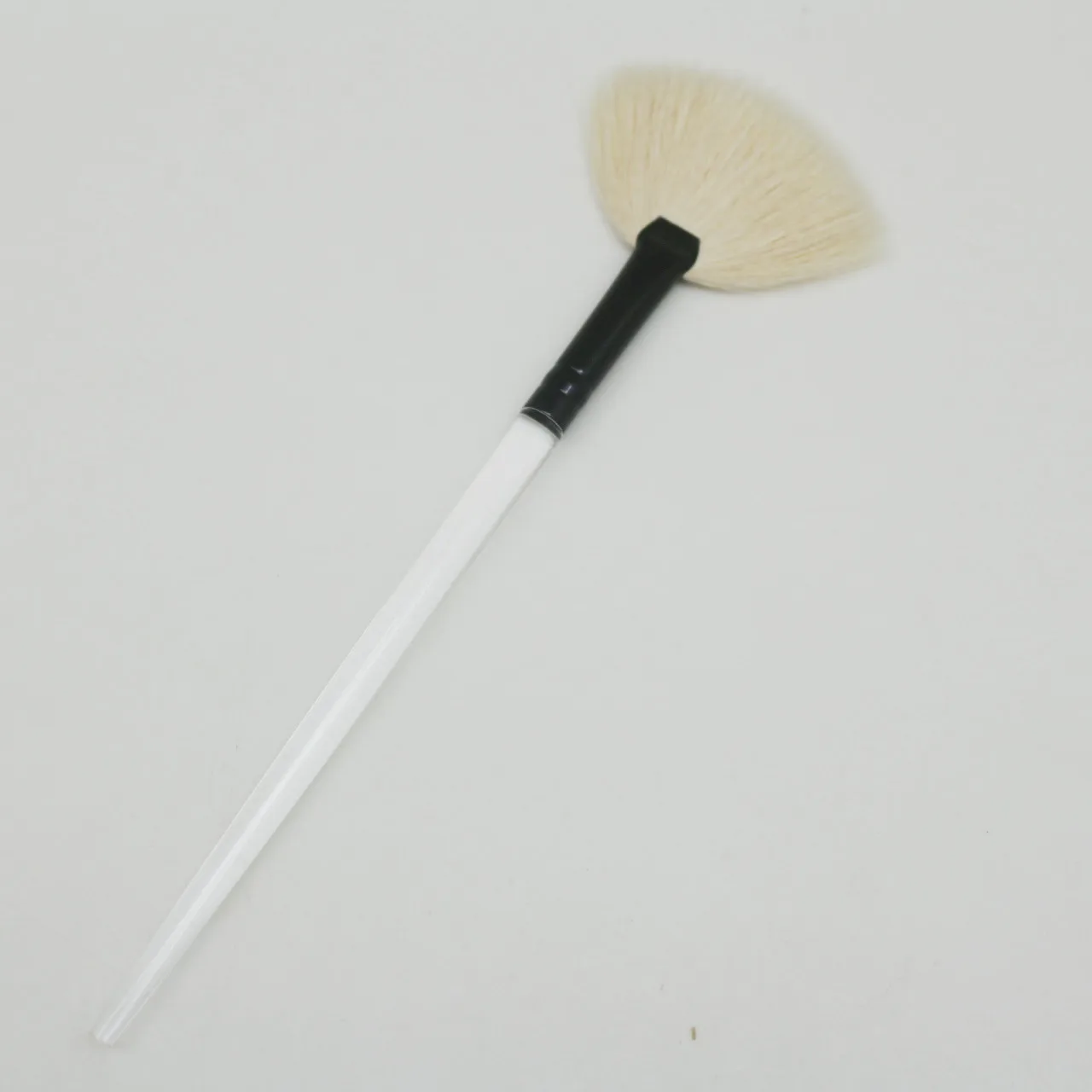 Private Label Clear Acrylic Handle White Handle Fan Make up Facial Brush White Goat Hair Face Fan Brushes Wholesale