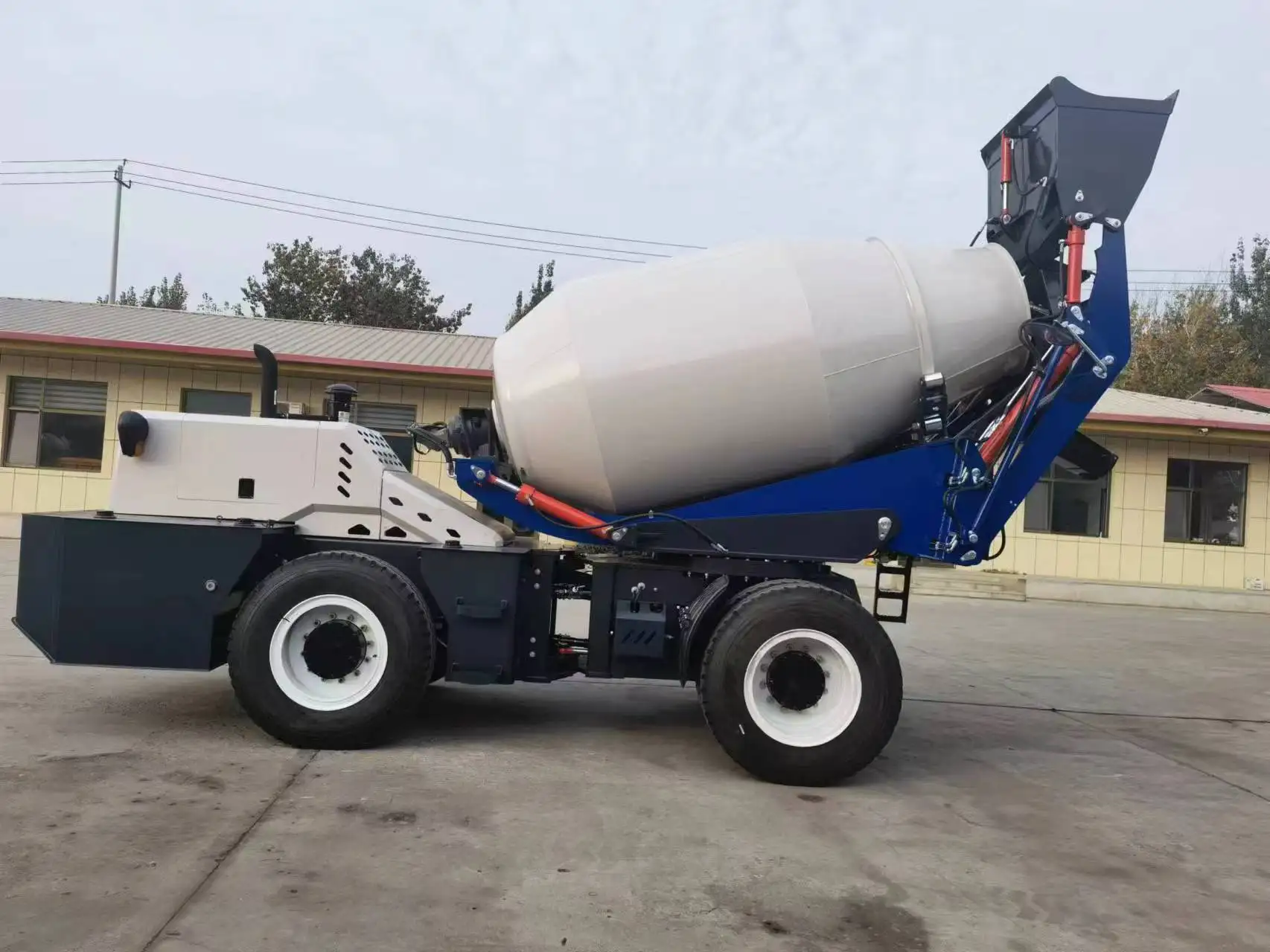 5 cbm auto self loading concrete mixer for sale