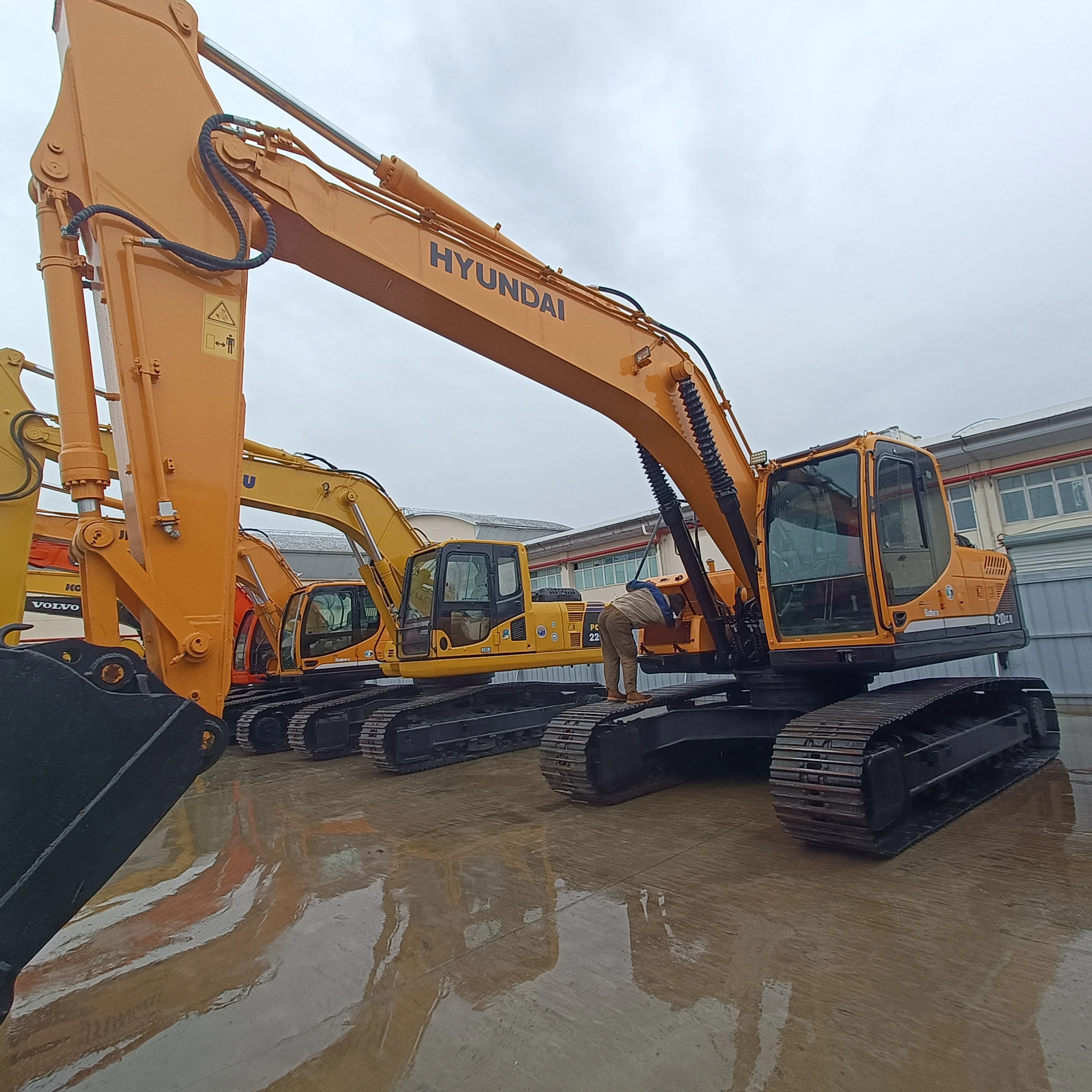 Leading factory second-hand Hyundai 210LC-9 Crawler Hydraulic Excavator earth-moving equipment stable performance