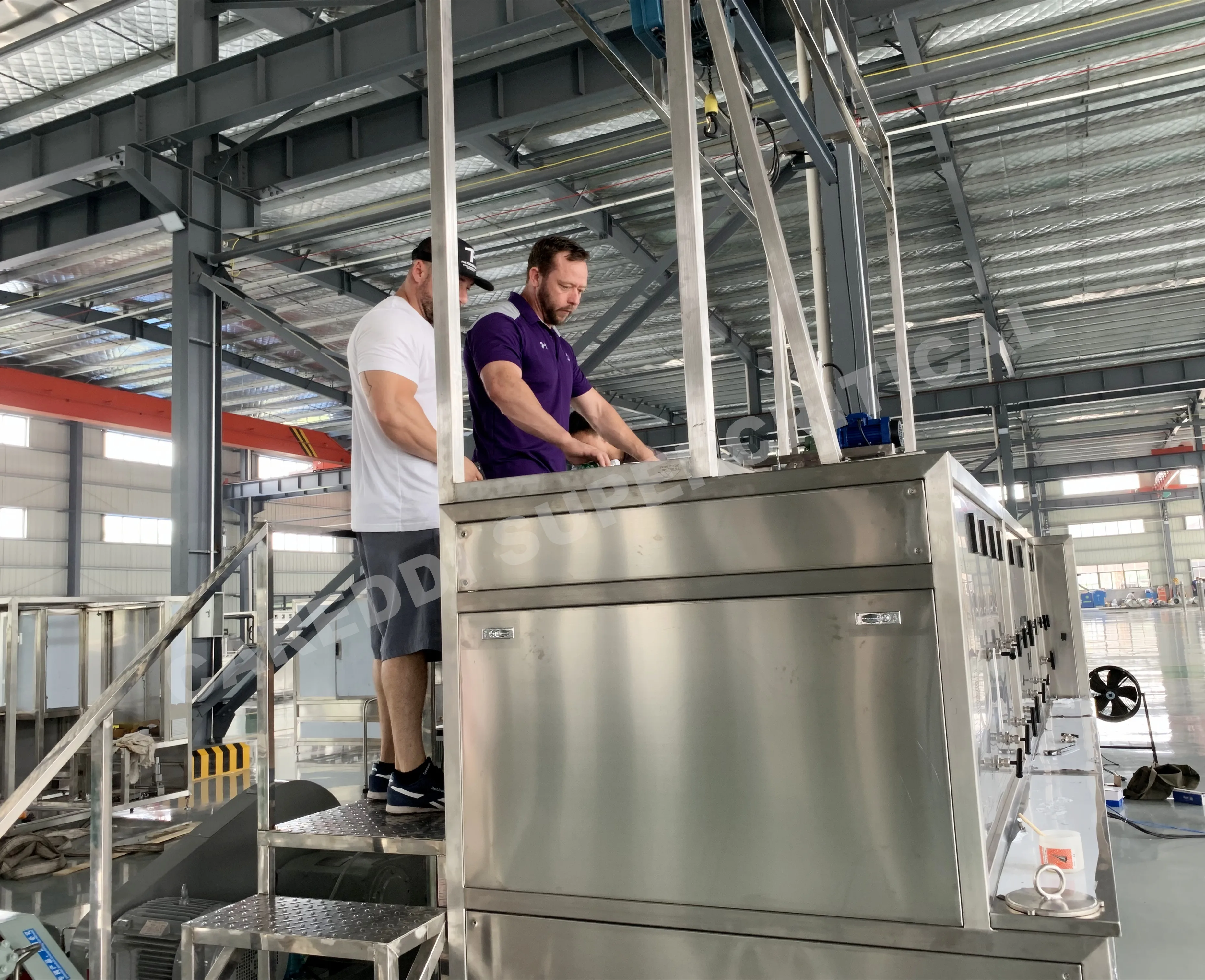 Заводской производитель Сверхкритическая машина для экстракции CO2 в промышленном масштабе травяного эфирного масла