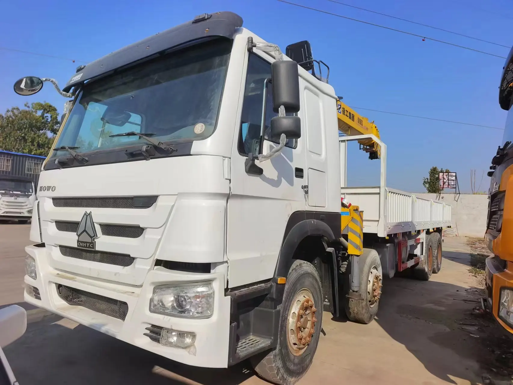 The used SINOTRUK diesel 8X4 6 Ton 8 Ton 12 Ton telescopic boom truck mounted crane trucks is in good condition for HOWO