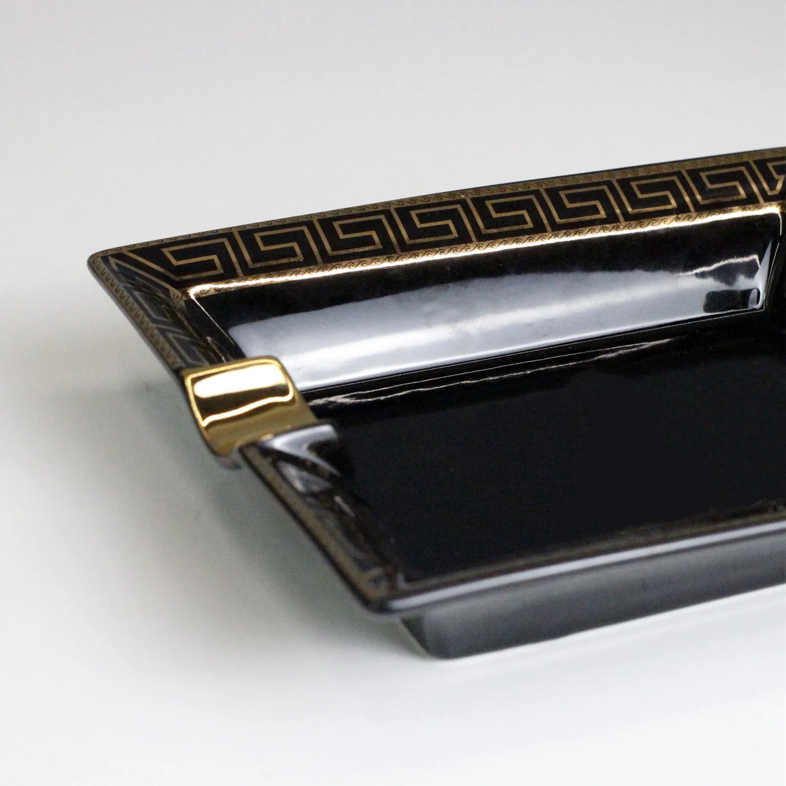 Ceramic Cigar Ashtray Customized logo Luxury Black Color with Gold Design Cigar Accessory As Gift for Smoking Shop