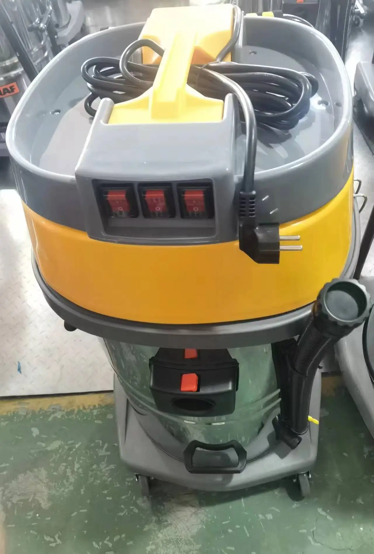 80L professional wet and dry vacuum cleaner with double stage brush motor for car detailing, hotels, homes and commercial use