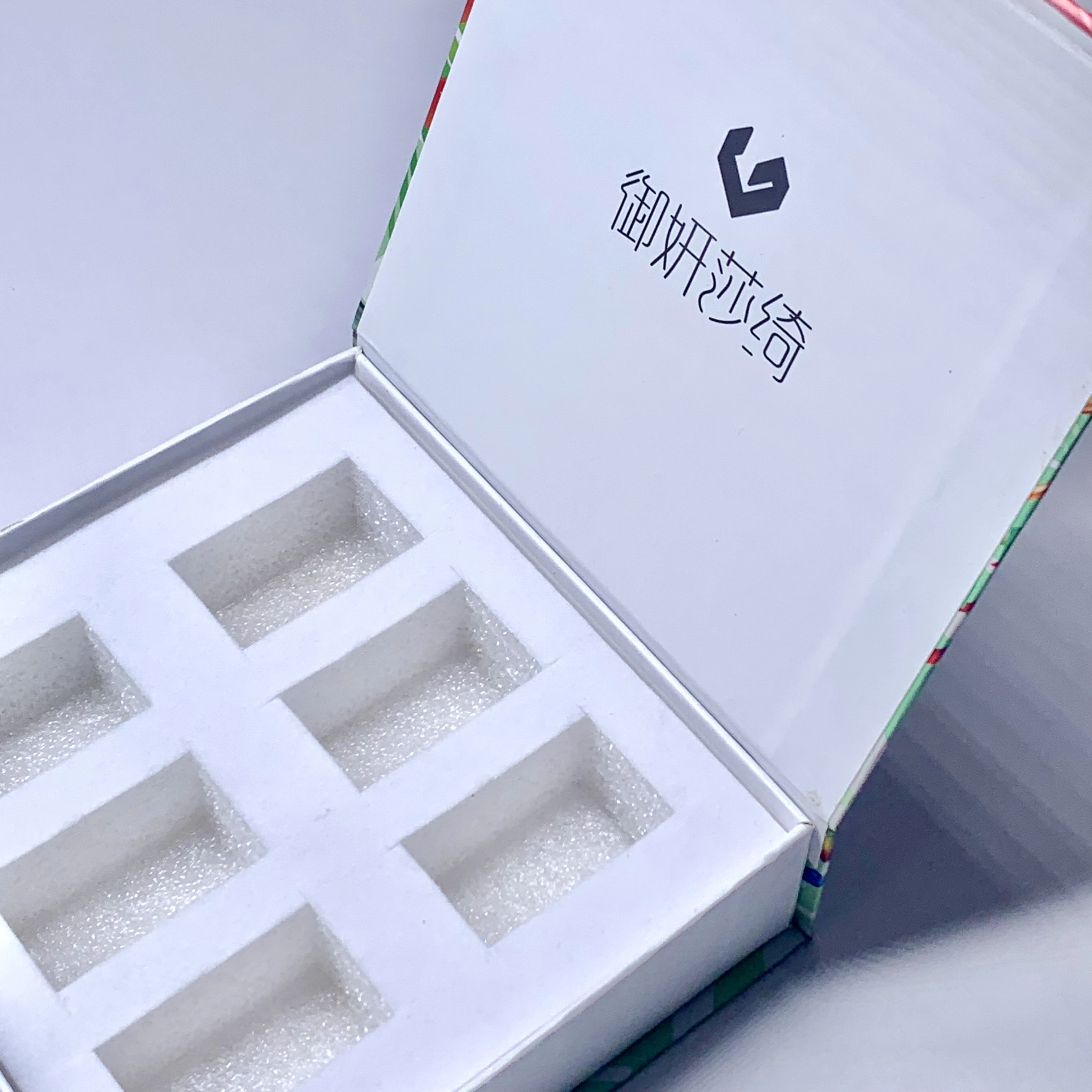 2024 New Custom Design Large Logo Paper Magnetic Folding Box Packaging Luxury Rigid Cardboard Foldable Gift Box