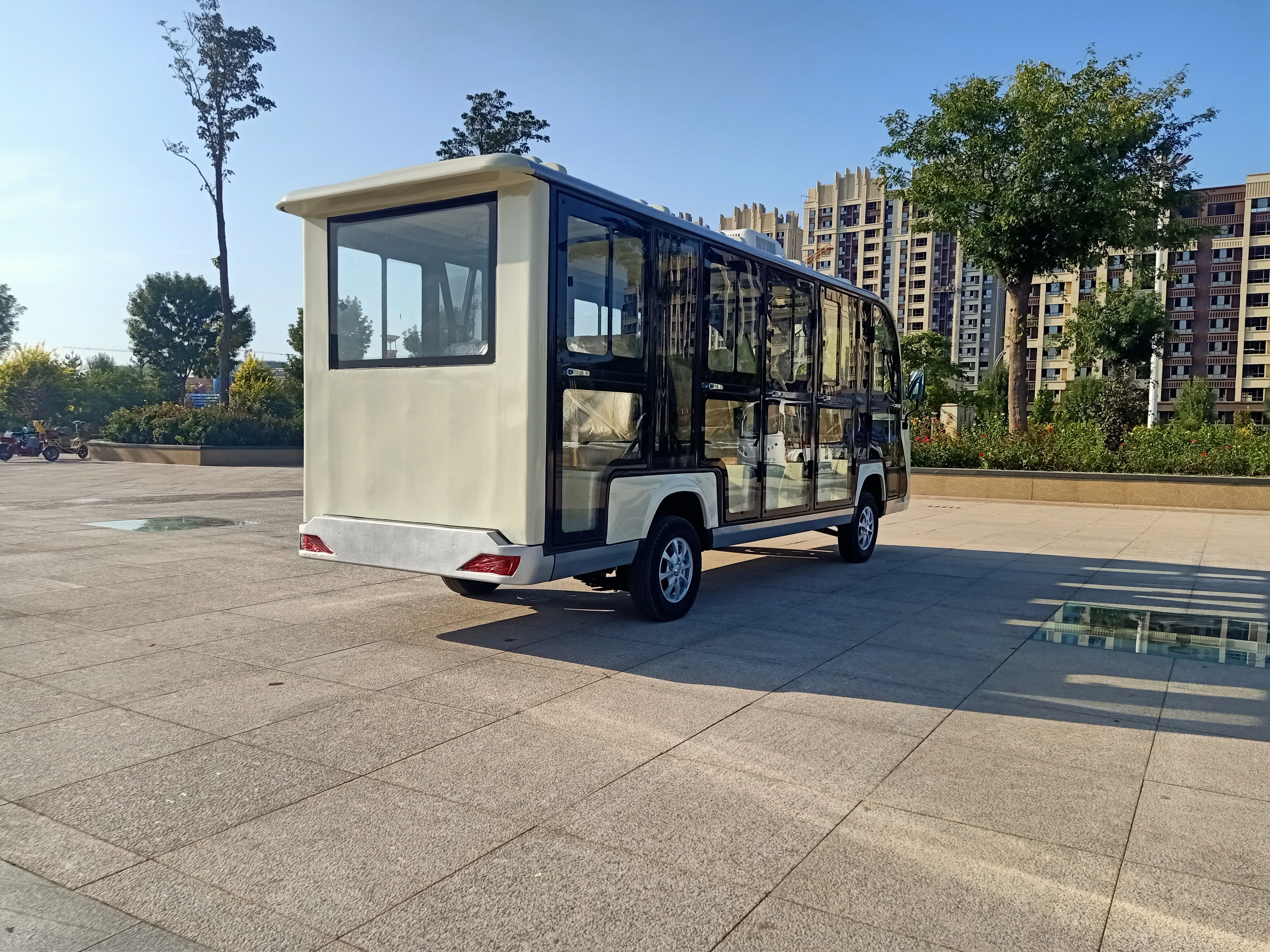 Off Road China Electric Enclosed Sightseeing Tour Buses Car