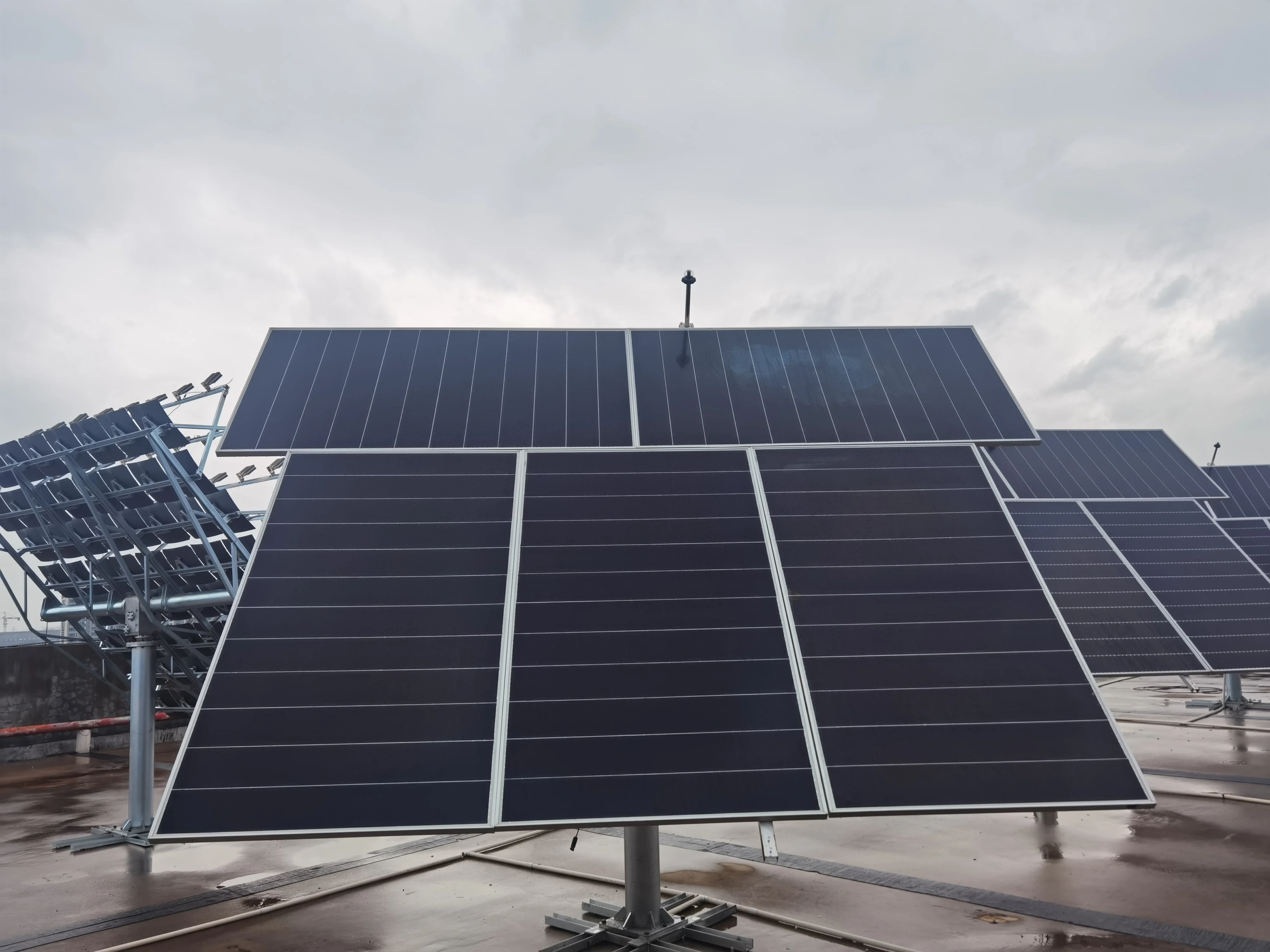 High Efficiency Solar Tracker for Optimal Sunlight Capture and Energy Generation