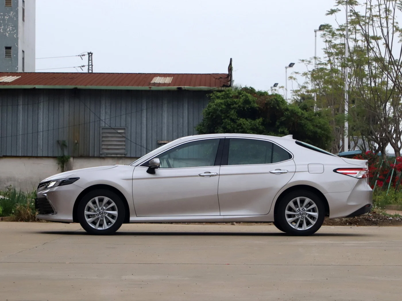 2022 178hp E-cvt Dual Engine 2.5he Elite Plus Edition Hybrid Electric New Energy Vehicles Petrol Gasoline Car for Toyota Camry