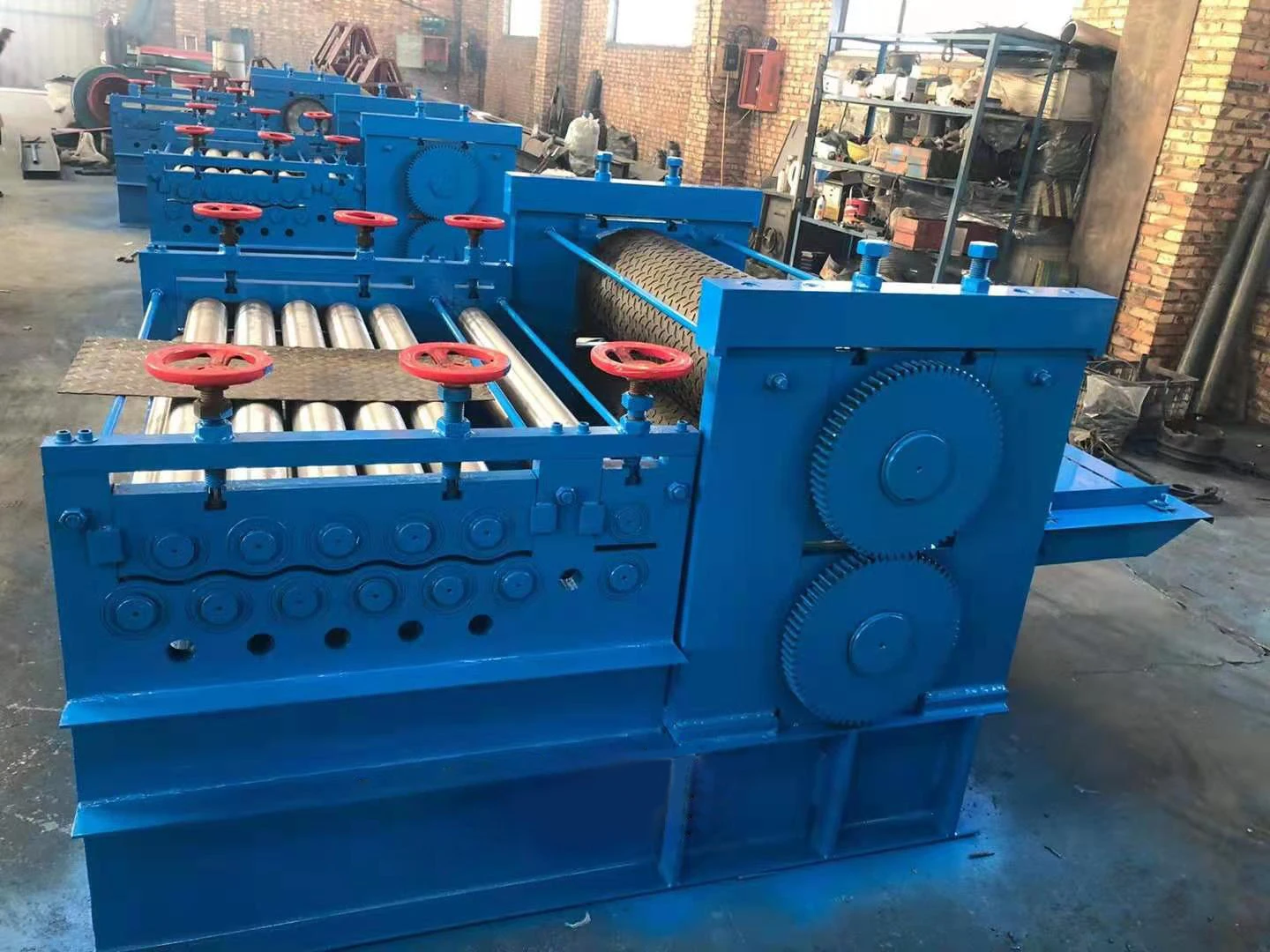 Нескользящий стальной лист шириной 1000 мм 1250 машина для тиснения Алмазный Узор металлическая плитка линия