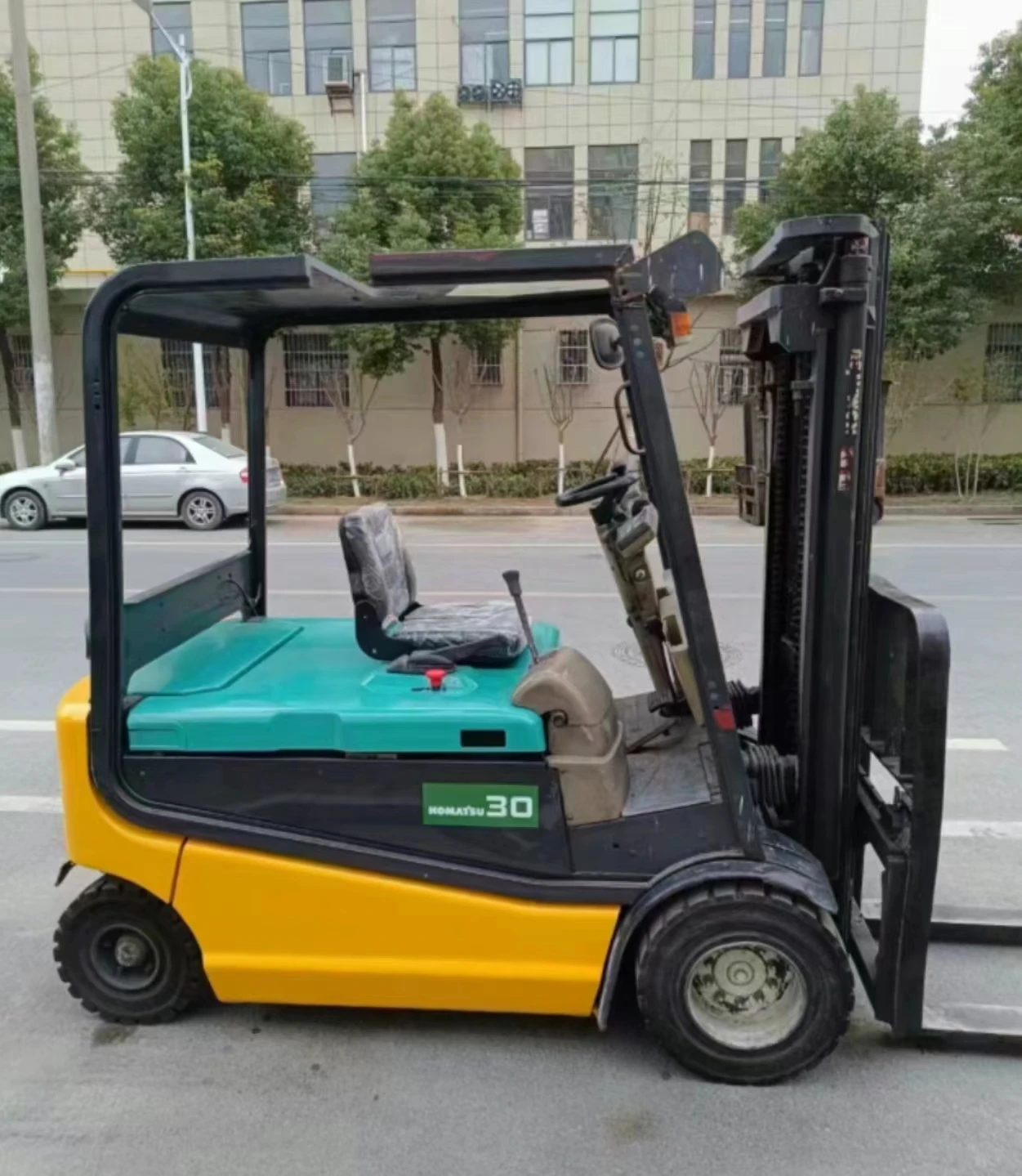 Электрический вилочный погрузчик komatsu высокая мощность почти новая хорошая производительность сделано в Японии низкая цена хорошего качества для