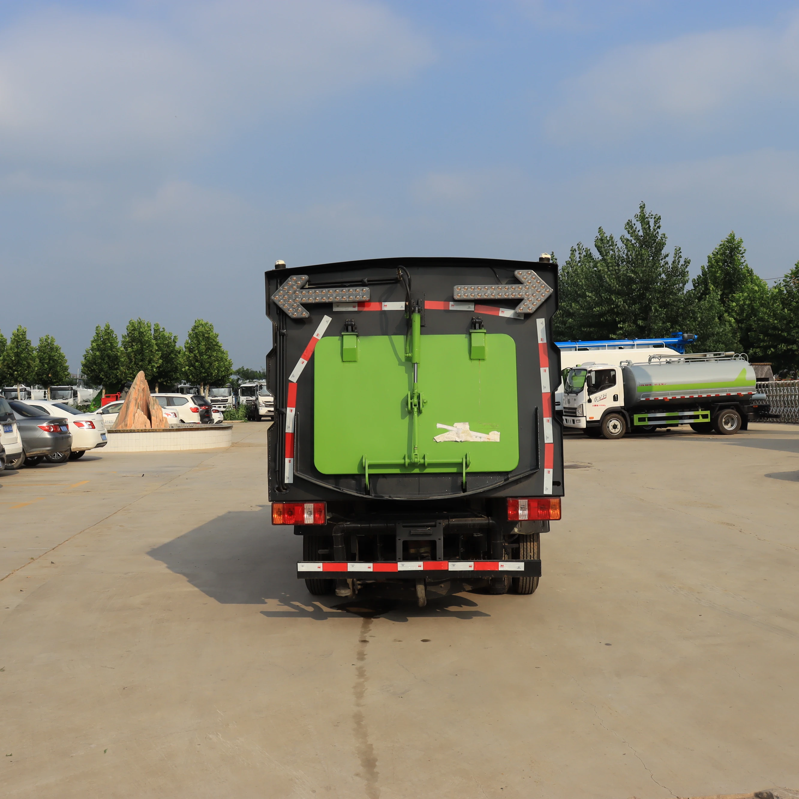 Second hand large park sweeper, scenic area property sweeper, flexible operation