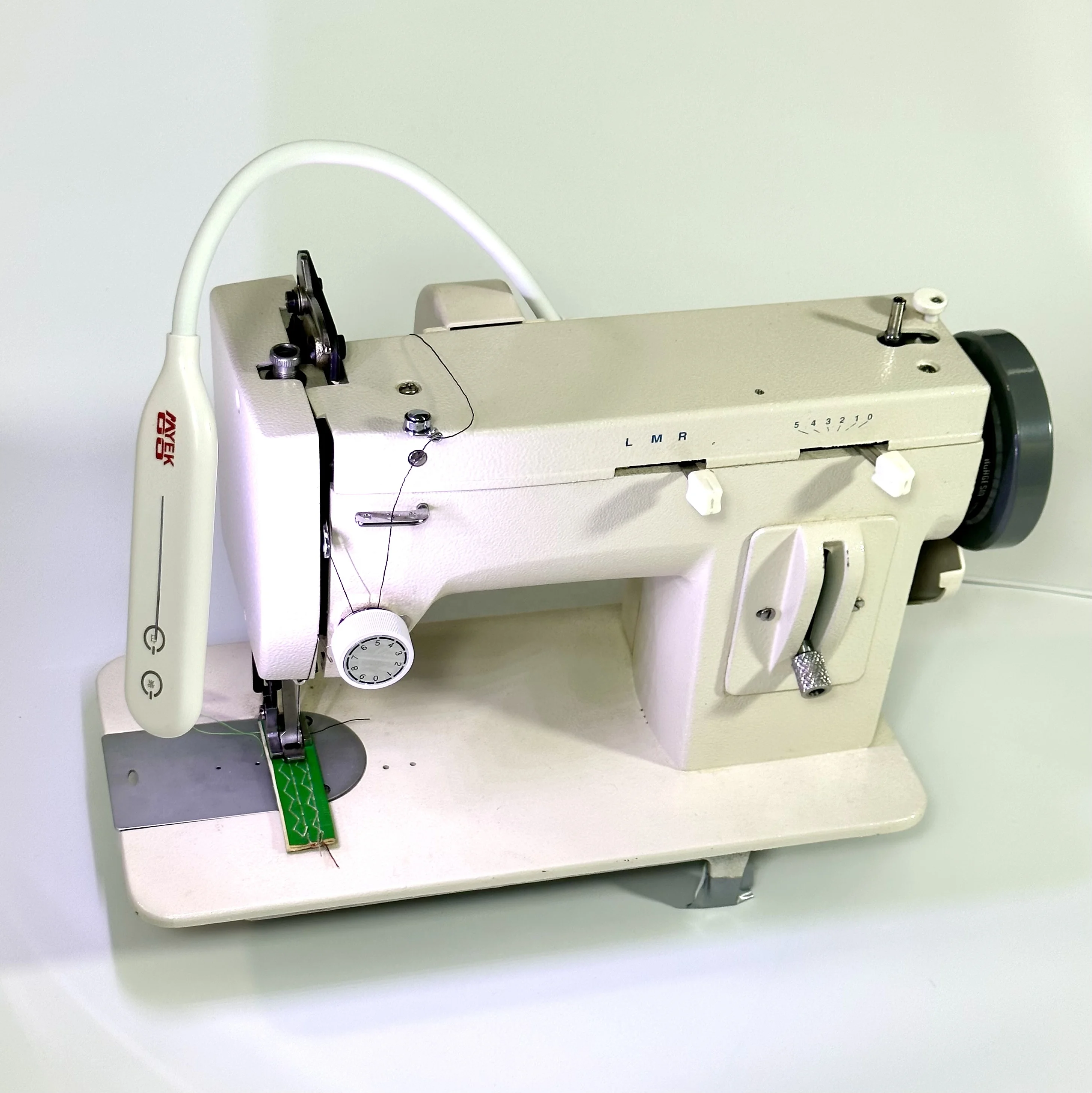 Easy Touch Open 40 Patch Bulb LED Light Adjustable the Lighting DIY Lamp Sewing Machine Light 6W for Home Use